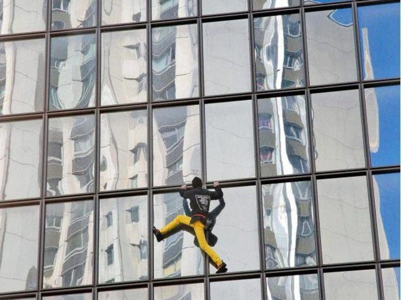 Начиная с 1994 года Робер уже пять раз поднимался на башню Total в Париже