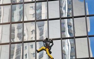 Начиная с 1994 года Робер уже пять раз поднимался на башню Total в Париже