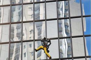Начиная с 1994 года Робер уже пять раз поднимался на башню Total в Париже
