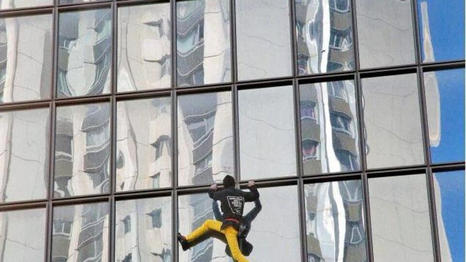 Начиная с 1994 года Робер уже пять раз поднимался на башню Total в Париже