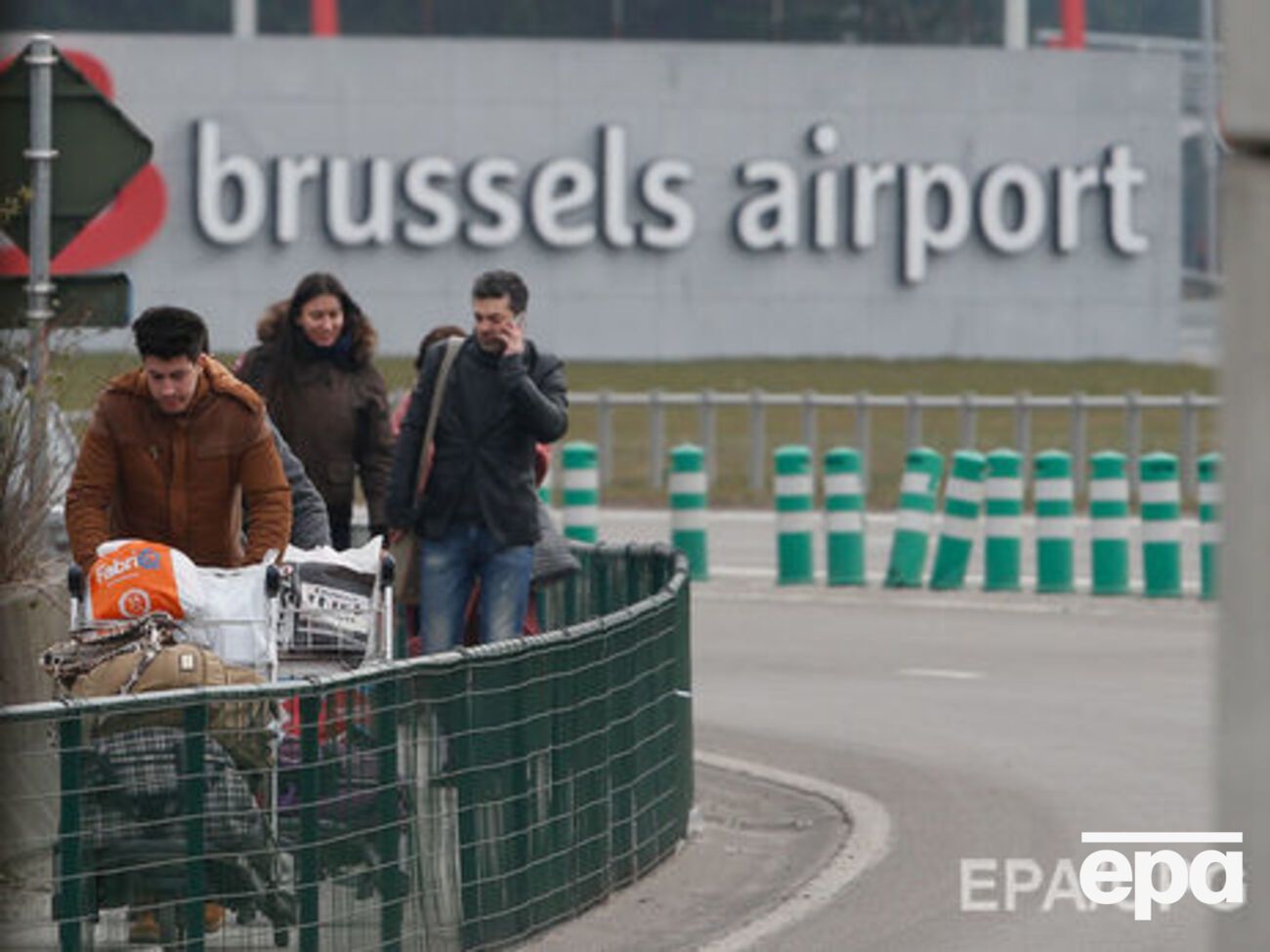 Люди покидают аэропорт Завентем вскоре после вчерашних взрывов
