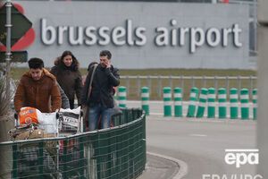 Люди покидают аэропорт Завентем вскоре после вчерашних взрывов