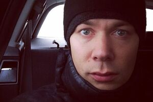 Пьеха: Я рядом... Нет... Не далеко... На окнах март, он зрел и свеж, И Петр маленький легко прошел двухлетний свой рубеж!