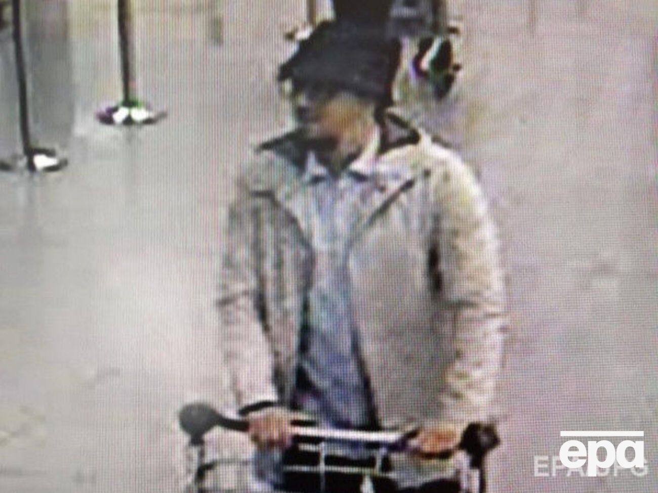 Полиция считает, что этот мужчина причастен к теракту в аэропорту Брюсселя. Пока неизвестно, является ли он именно тем задержанным, о котором отчитались правоохранители