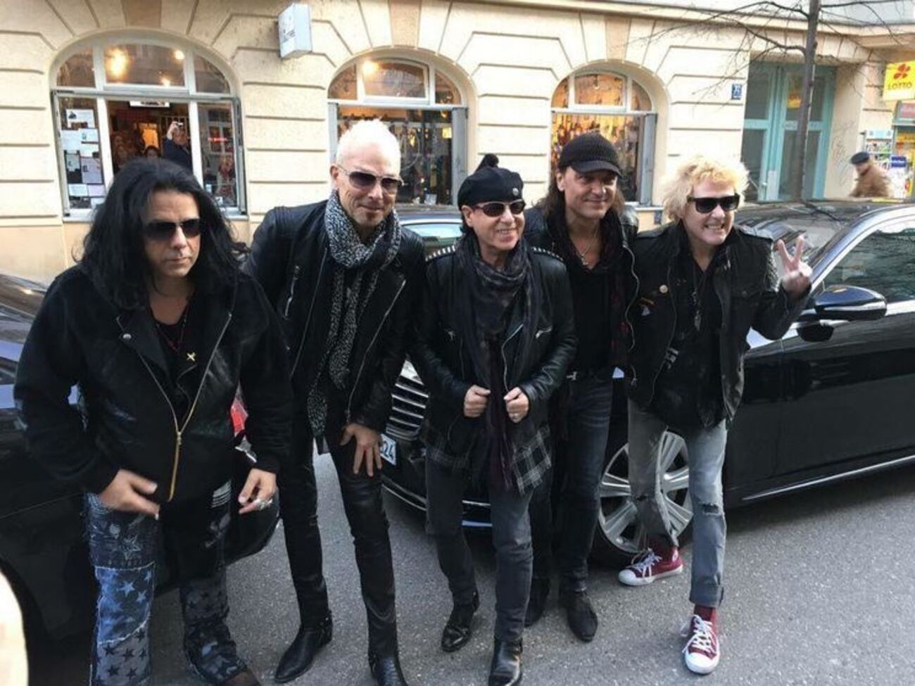 Группе пришлось отсрочить запланированные концерты из-за болезни Майне (на фото по центру)