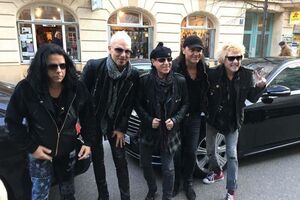 Группе пришлось отсрочить запланированные концерты из-за болезни Майне (на фото по центру)