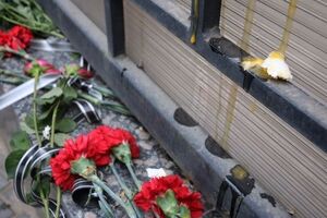 В Одессе забросали яйцами российское консульство, из-под которого еще не убрали цветы, принесенные в память о жертвах авиакатастрофы