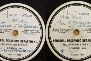 На пластинке записаны две песни The Beatles