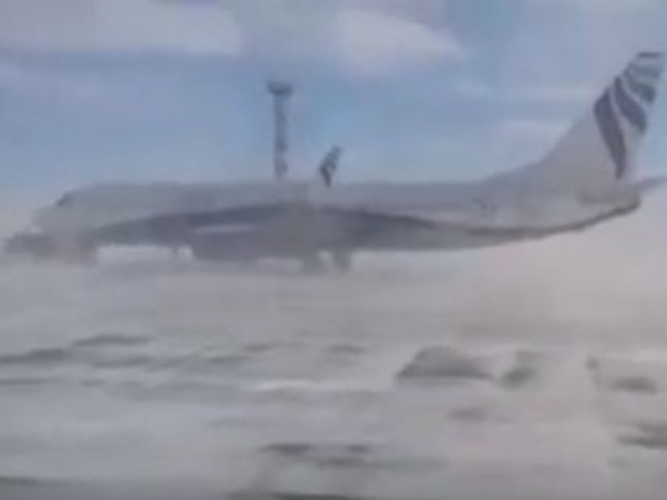 Очевидцы запечатлели, как сильный ветер разварачивает Boeing в Норильске