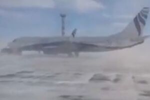 Очевидцы запечатлели, как сильный ветер разварачивает Boeing в Норильске