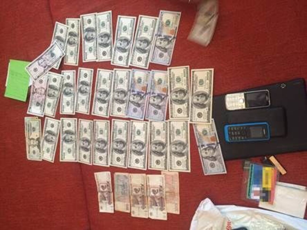 У задержанных изъяли крупную сумму валюты