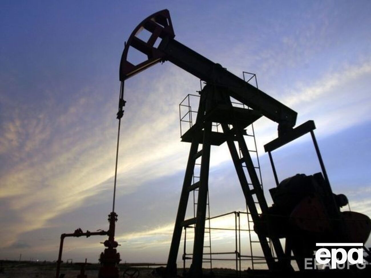 Нефть подешевела