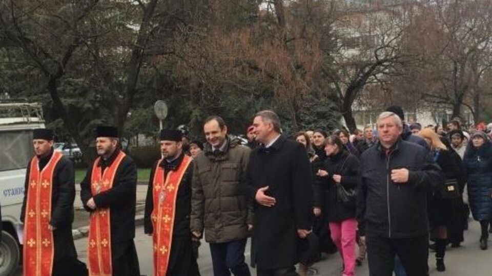 Марцинкив (справа от священников, в зеленой куртке): Мы должны стоять на своих христианских национальных ценностях