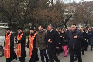Марцинкив (справа от священников, в зеленой куртке): Мы должны стоять на своих христианских национальных ценностях