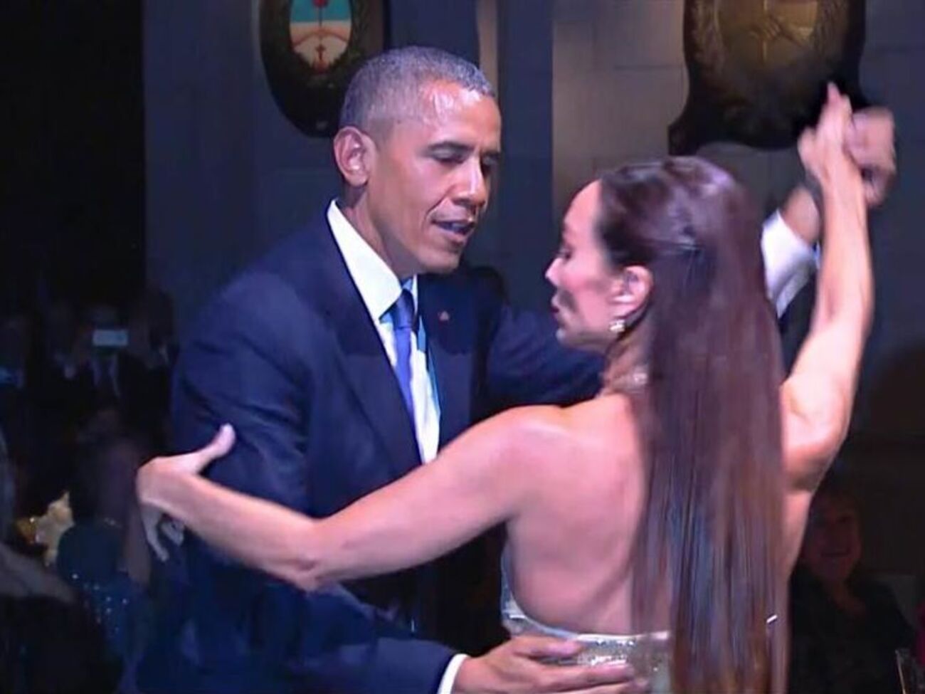 Обама станцевал танго на глазах жены