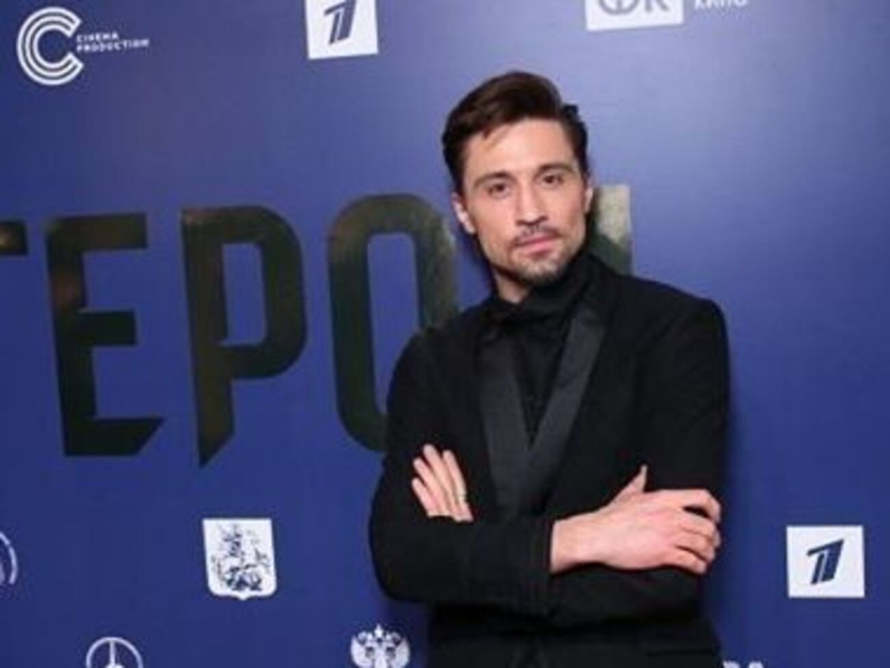 Билан дебютировал в ленте "Герой" в качестве актера