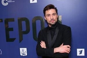 Билан дебютировал в ленте "Герой" в качестве актера