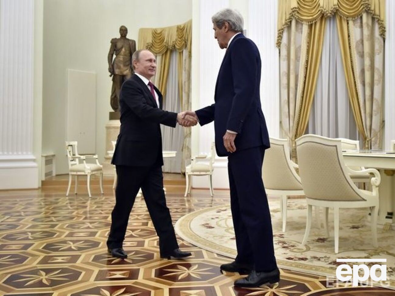 Путина заинтересовало содержимое чемодана Керри