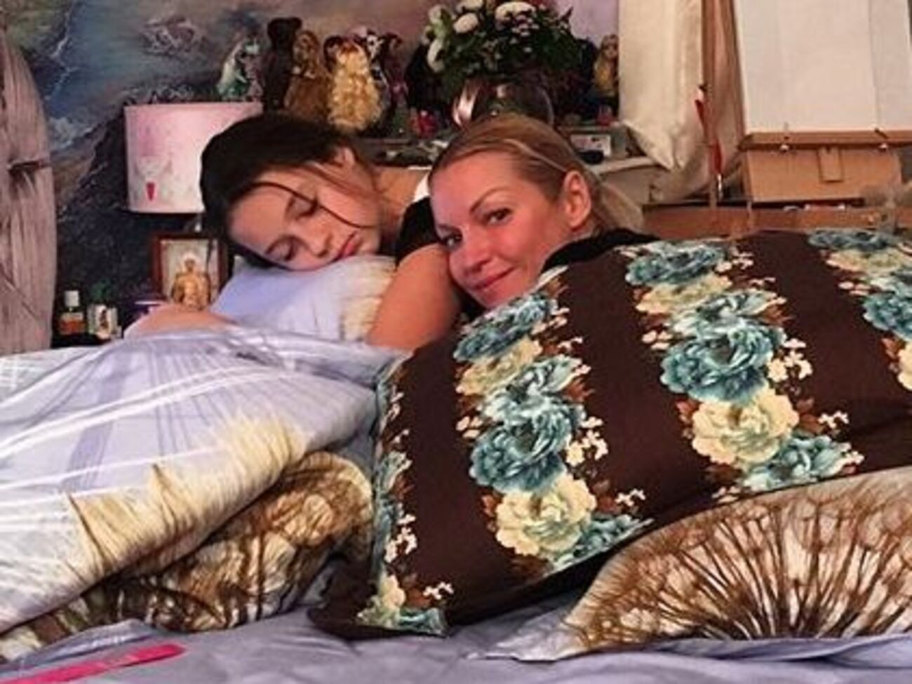 Волочкова:&nbsp;Музыкальный вечер у камина в нашей гостиной. Личный рояль Коли Баскова, подаренный им нам на новоселье --- радость для Ариадны!&nbsp;