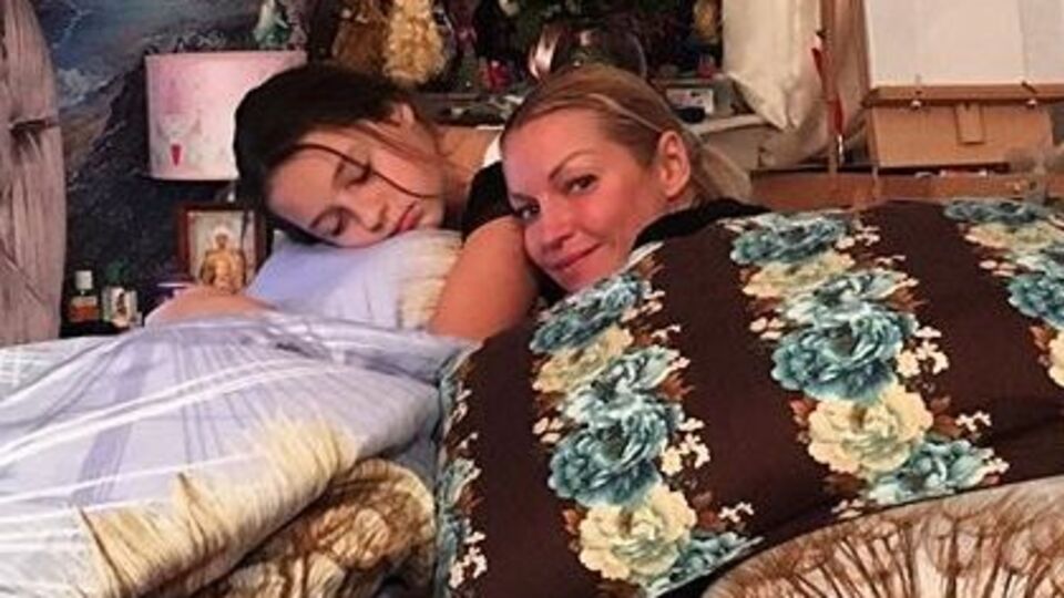 Волочкова: Музыкальный вечер у камина в нашей гостиной. Личный рояль Коли Баскова, подаренный им нам на новоселье --- радость для Ариадны!