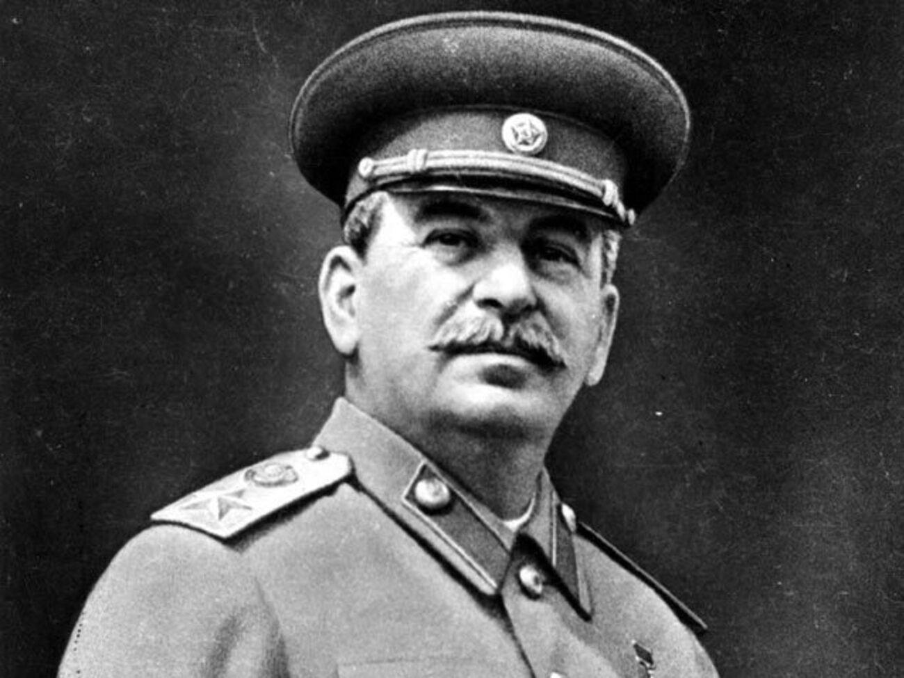 Иосиф Сталин (Джугашвили) — российский революционер. С конца 1920-х — начала 1930-х годов до своей смерти в 1953 году единолично руководил Советским государством