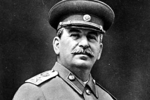 Иосиф Сталин (Джугашвили) — российский революционер. С конца 1920-х — начала 1930-х годов до своей смерти в 1953 году единолично руководил Советским государством