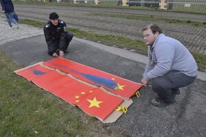 На пути Си Цзиньпина неизвестные испортили несколько флагов Китая