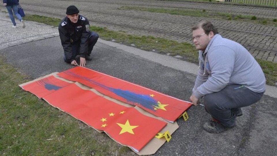 На пути Си Цзиньпина неизвестные испортили несколько флагов Китая