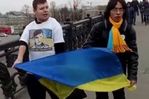 На Красной площади в Москве двое ребят вышли в поддержку Украины