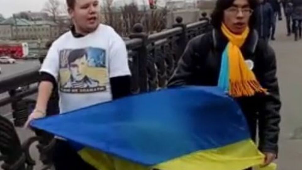 На Красной площади в Москве двое ребят вышли в поддержку Украины