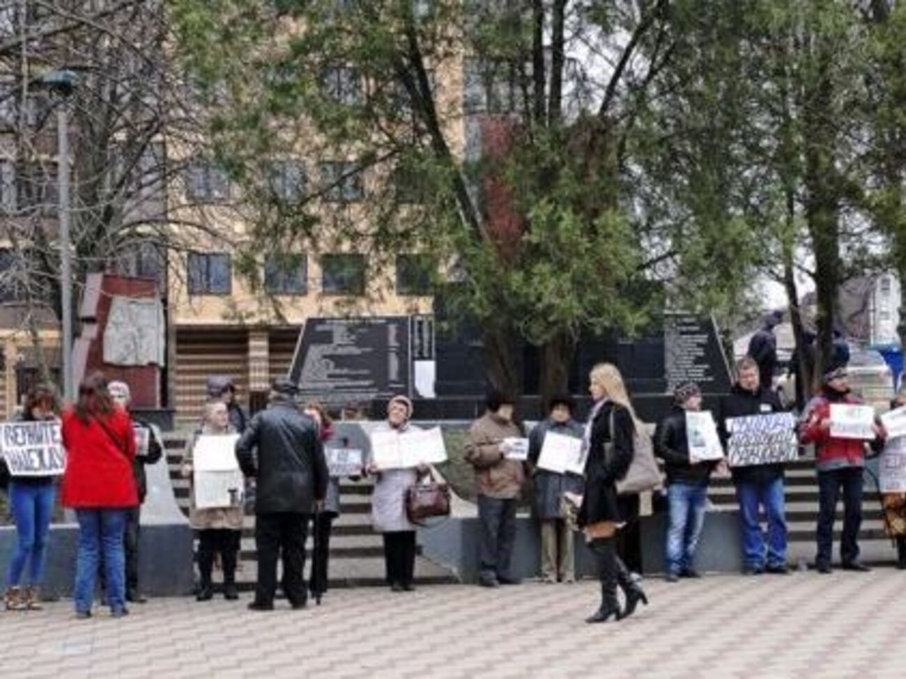 В Ростове-на-Дону пикет в поддержку Савченко&nbsp;охраняли около 10 полицейских в форме и еще несколько &ndash;&nbsp;в штатском
