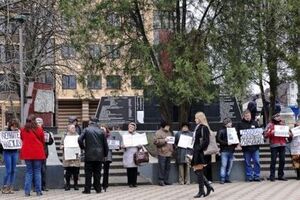 В Ростове-на-Дону пикет в поддержку Савченко охраняли около 10 полицейских в форме и еще несколько – в штатском