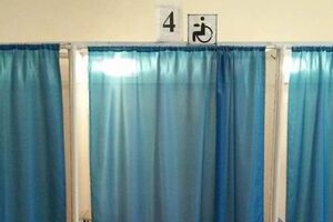В Кривом Роге для голосования подготовили кабинки для людей с ограниченными возможностями