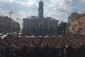 Церемония присяги патрульных в Черновцах собрала много зрителей