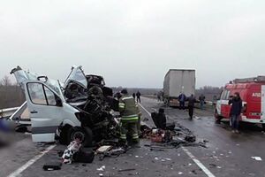 На автодороге Киев – Харьков – Довжанский столкнулись микроавтобус Mersedes и грузовой автомобиль DAF