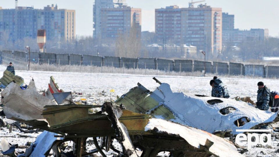 Распознать по записи переговоров в кабине, кто из летчиков потерпевшего крушение в Ростове Boeing 737 совершил роковую ошибку, а кто пытался ее исправить, специалисты пока не могут