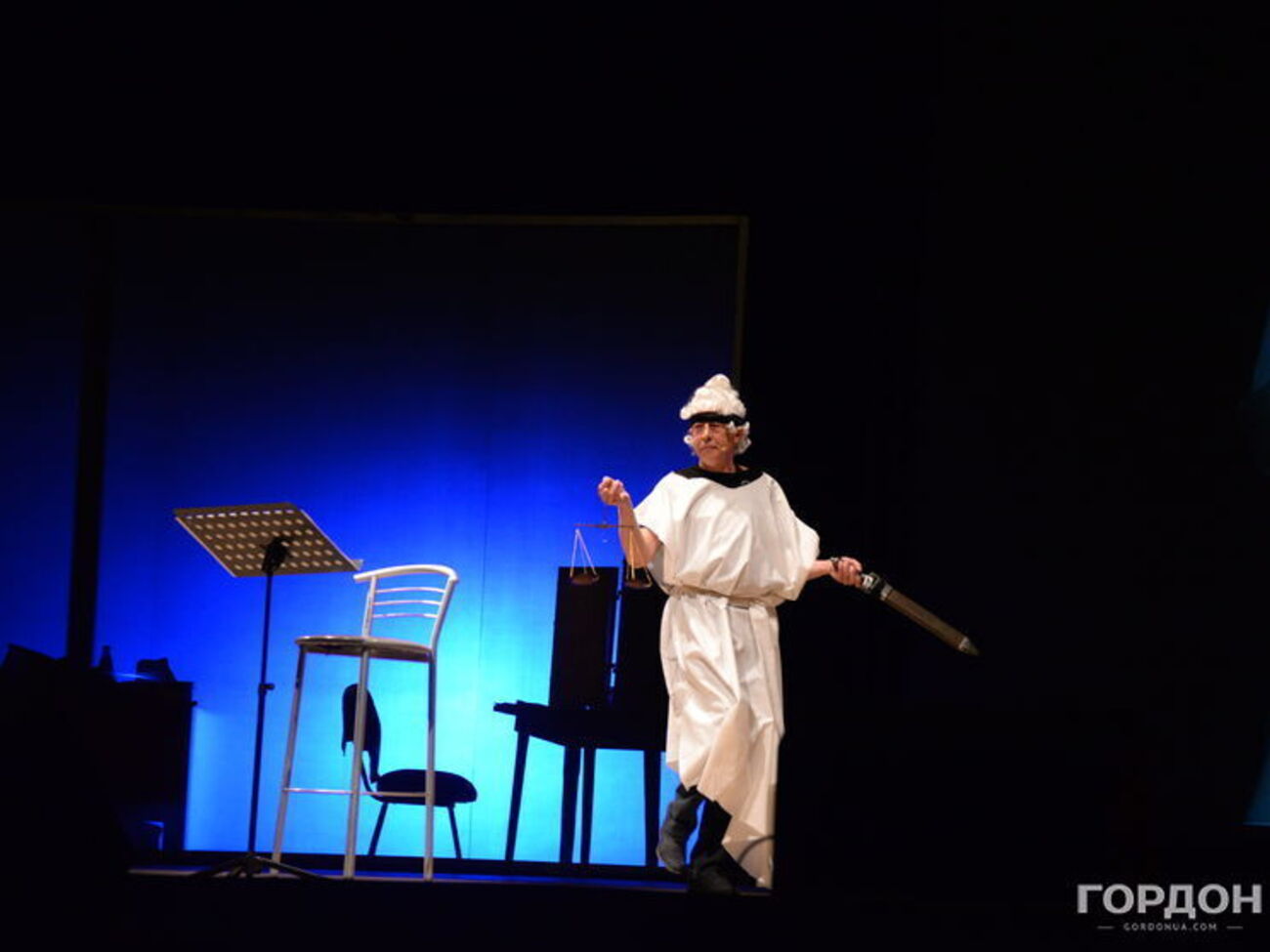 Михаил Ефремов в роли российской Фемиды