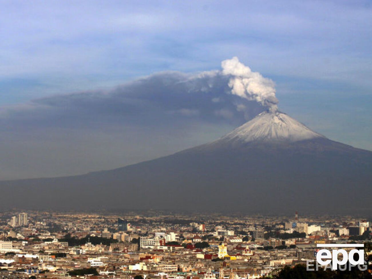 Попокатепетль выбросил&nbsp;в воздух столб пепла и газа высотой 2 км