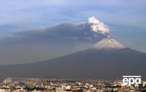 Попокатепетль выбросил в воздух столб пепла и газа высотой 2 км