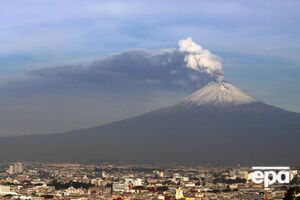 Попокатепетль выбросил в воздух столб пепла и газа высотой 2 км
