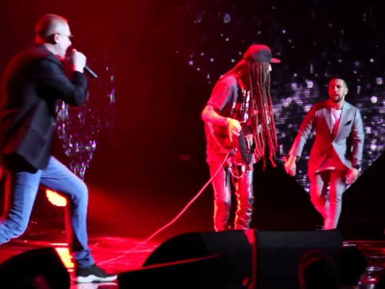 Green Grey: "Под дождем" &ndash; это определенный этап в жизни целого поколения. Слыша эту песню, в памяти многих всплывают отрывки из беззаботного детства или романтичной юности, истории знакомства с первой любовью, личные победы и поражения