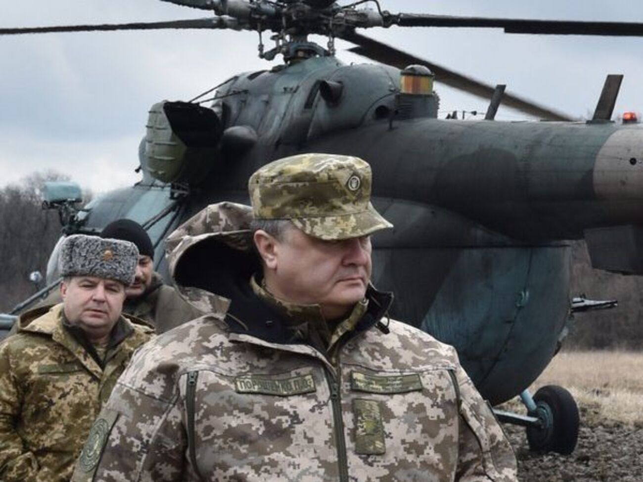 Порошенко: Они думали, что они подготовились, завезли более 700 танков, более 1300 орудий и артиллерии, завезли боеприпасы, патроны. Убирайтесь!