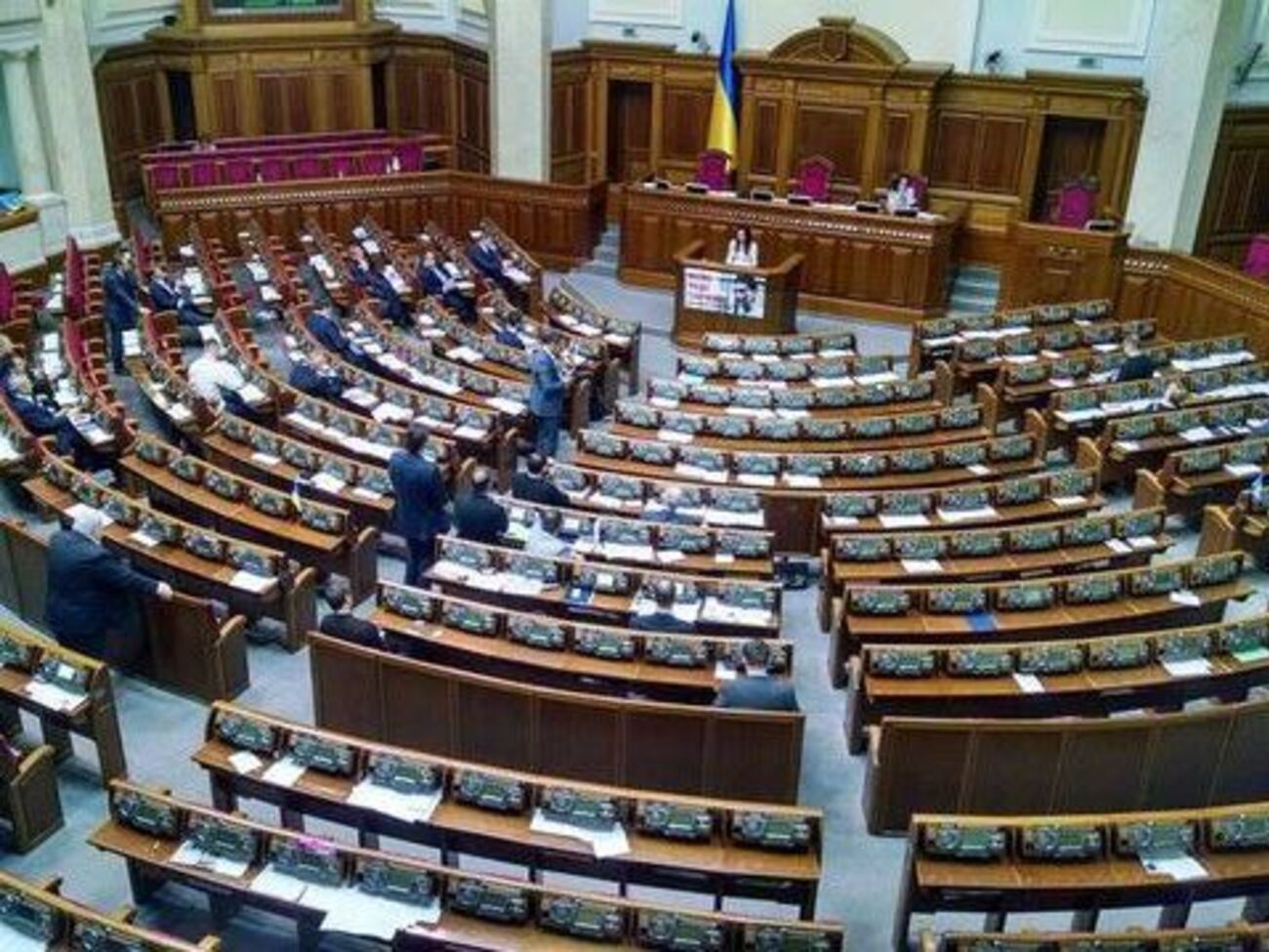 В этой Раде устают, не проработав на пленарной неделе и трех дней. Пятницы здесь проходят при пустом зале