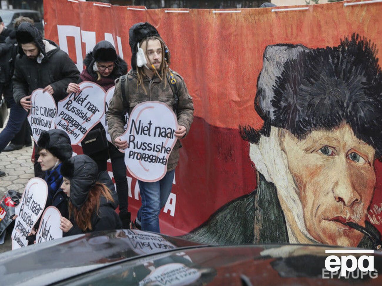 Митингующие у посольства Нидерландов в Киеве с плакатами на голландском: "Не слушайте российскую пропаганду"