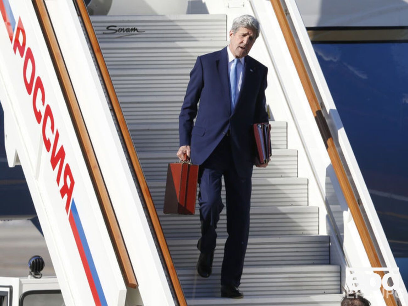 Кроме чемодана, Керри нес две объемные папки