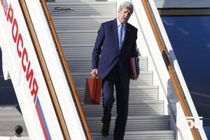 Кроме чемодана, Керри нес две объемные папки