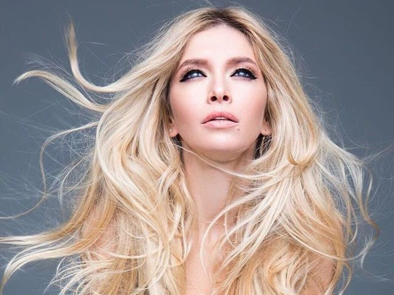 Брежнева:&nbsp;Последнее время СМИ пестрят известиями о моей беременности, не знаю, откуда пошла эта информация. Но сейчас понимаю, что в этом даже была доля правды. Я действительно последние месяцы была в "положении". Вынашивала свое музыкальное дитя