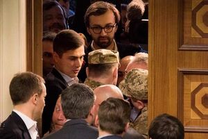 Охрана и депутаты устроили "пробку" на проходе, которую прорвал Борислав Береза