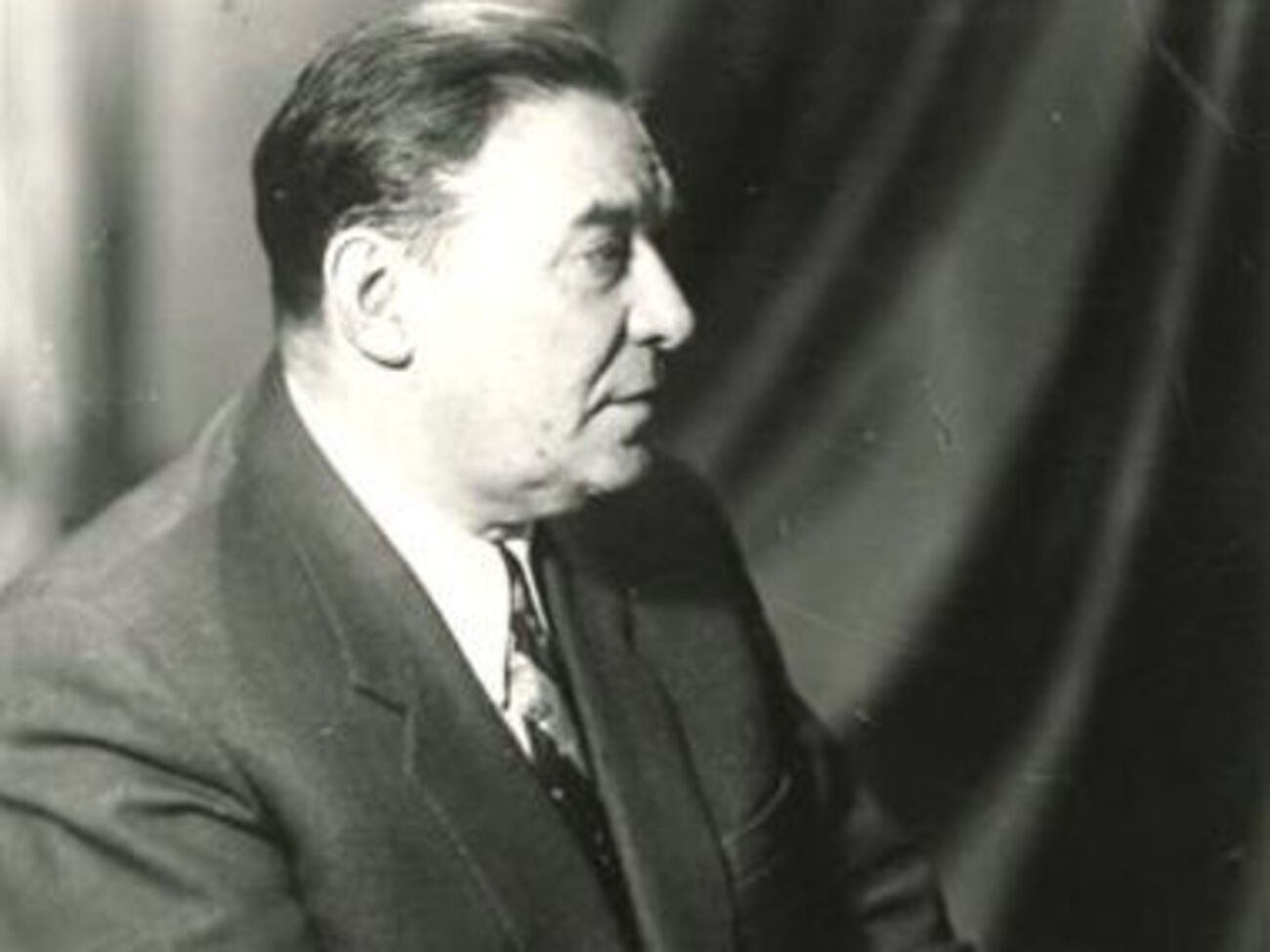 Сын Утесова&nbsp;считает, что Утесов не женился на его маме, поскольку такие отношения могли положить конец его карьере, погубить доброе имя и осложнить отношения с дочерью Дитой