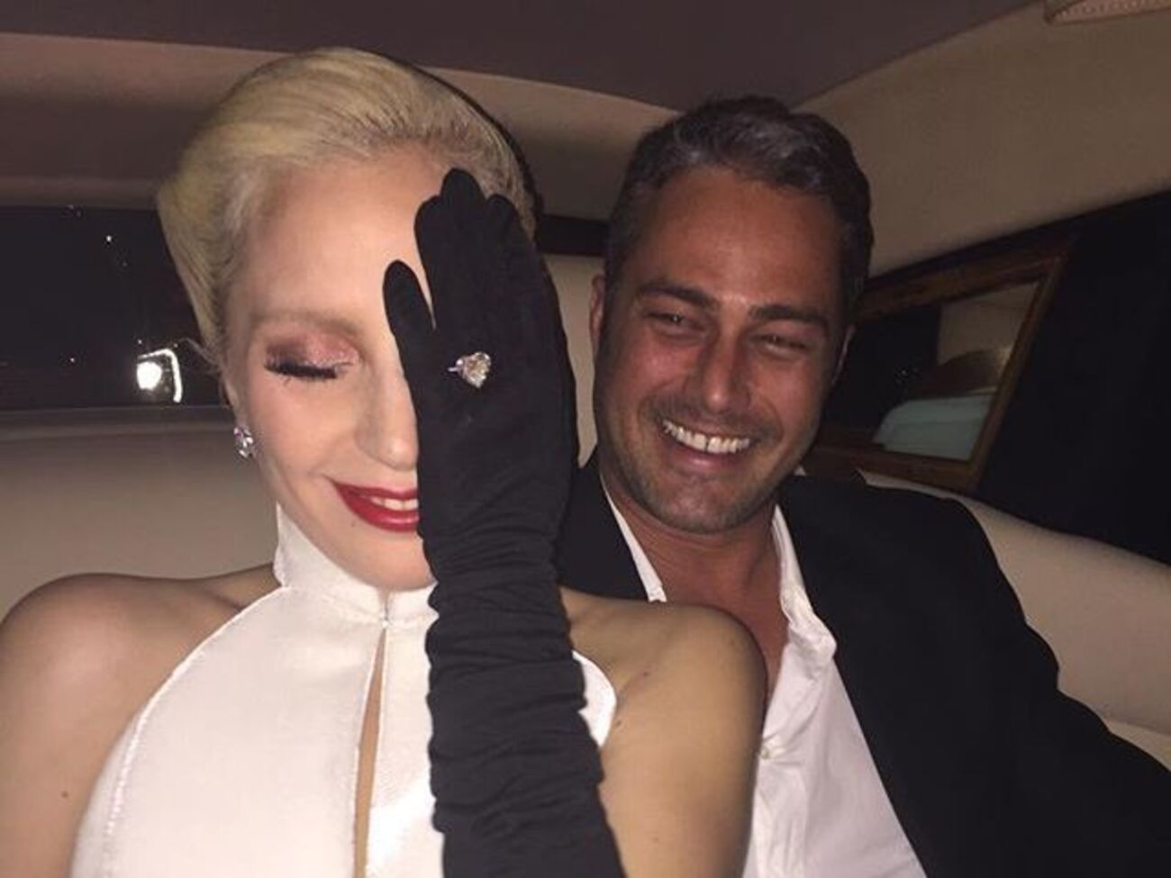 Гага и Кинни показали кольца